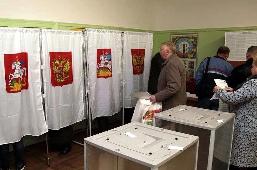 ящик для голосования. избирательные ящики для голосования. переносной ящик для голосования на выборах. урна для голосования прозрачная. ящик для бюллетеней.