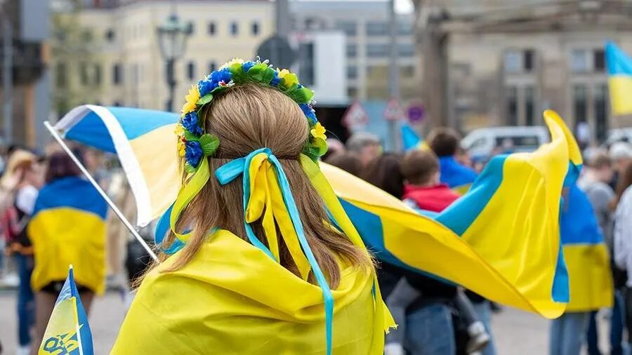 Украинки в Европе. Украинцы веселятся в Европе. Украинцы на стороне России. Украинки в Европе поведение фото. Перешел на сторону украинцев