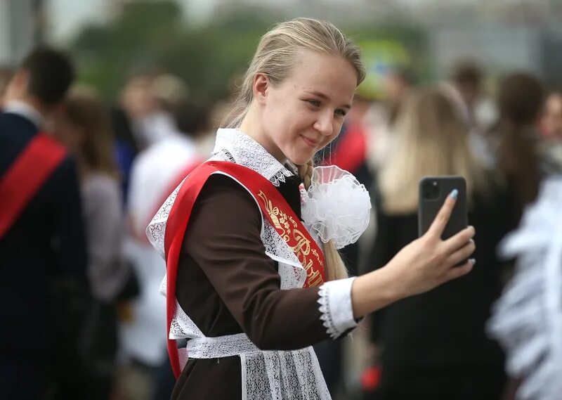 Выпускницы. Выпускницы на шее. Выпускницы 2013. Последний звонок фото.