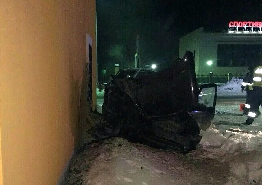 Происшествия в чапаевске сегодня. Машина врезалась в стену. дтп в чапаевске 29 января. происшествия в чапаевске за последние сутки.