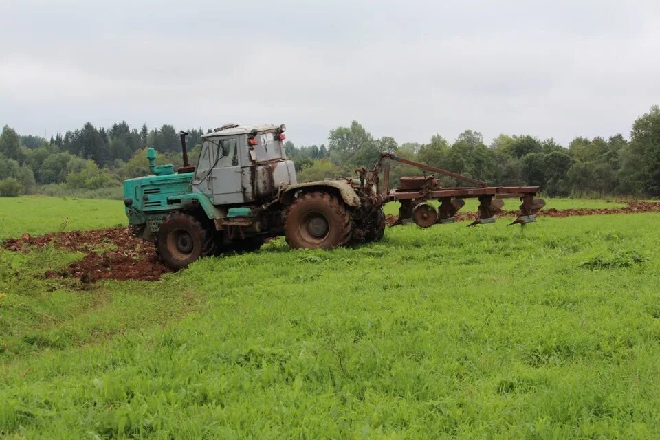 Т 150. Трактор т-150 с плугом. Т 150 С плугом ПЛН 5. Т-150 трактор колесный с плугом.