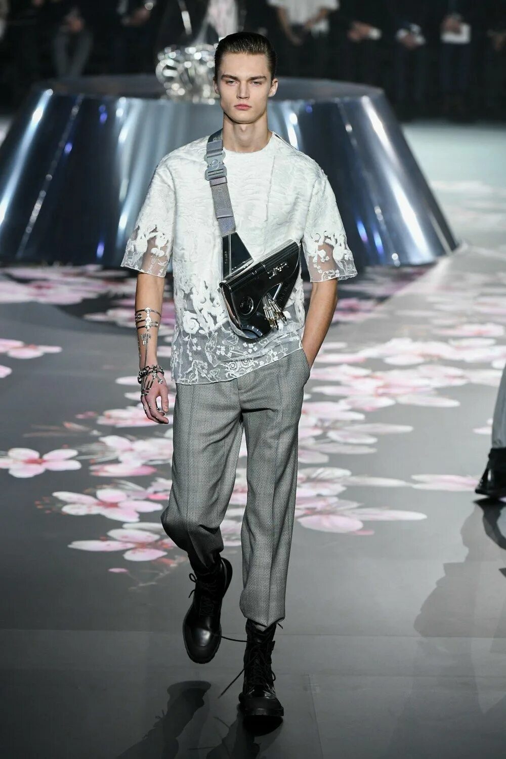 Мужская мода видео MFW: Versace Autumn/Winter 2019 Collection Menswear, Milan men's fashion week, V