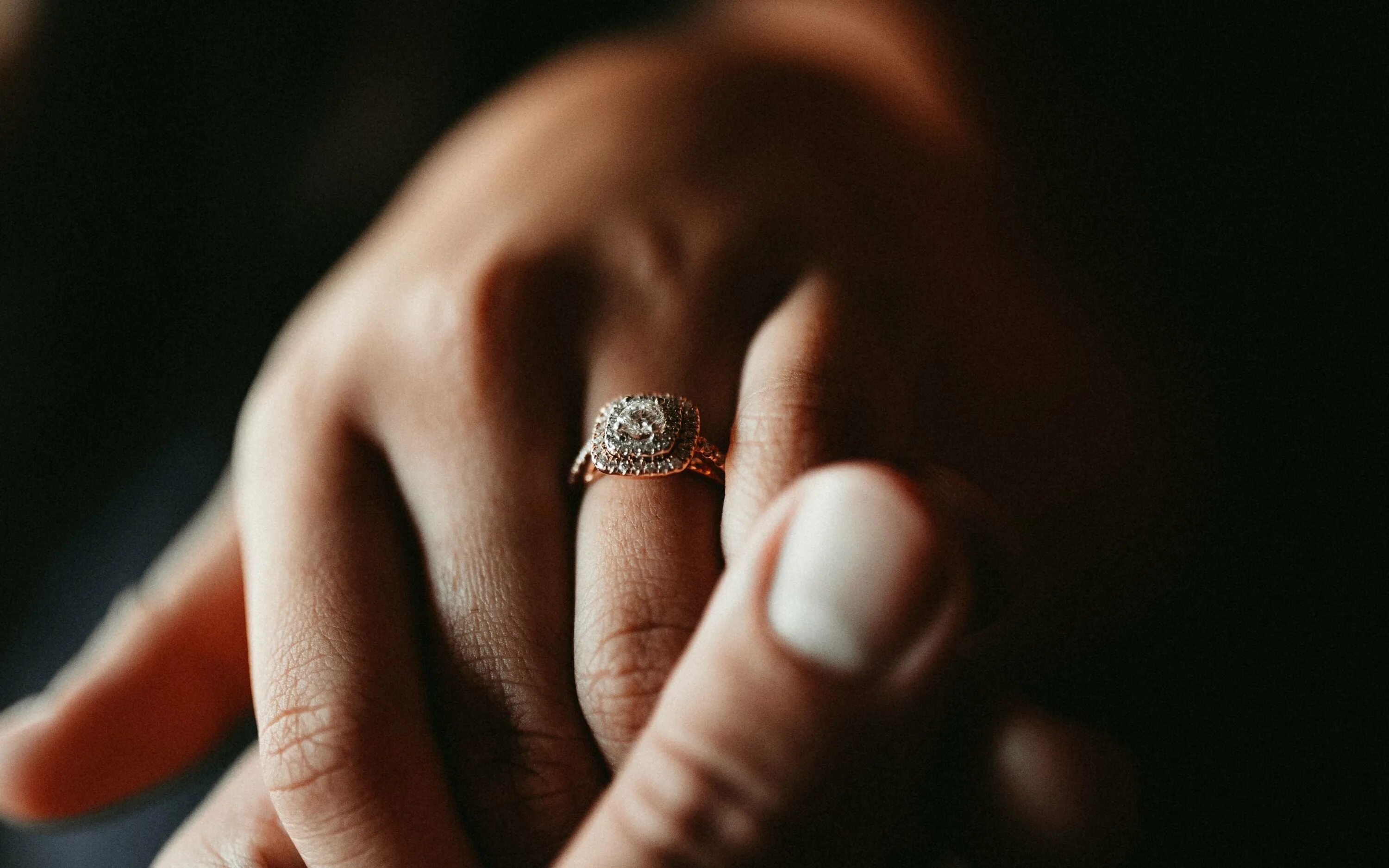 Кольцо на руке. Обручальные кольца на руках. Перстень на руке. Обручальное кольцо на пальце. Сон одели кольцо золотое кольцо
