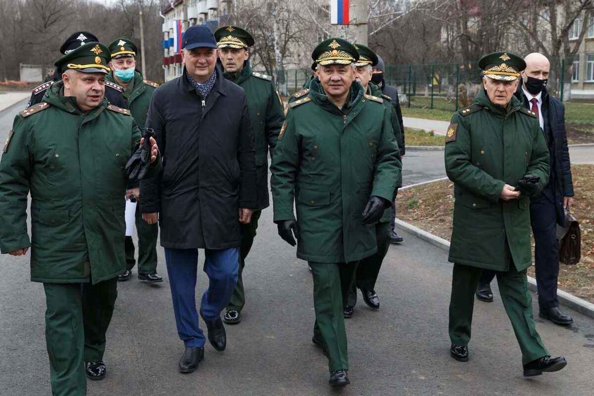 Шойгу проинспектировал войска. Шойгу в Воронеже. Рабочая поездка министра обороны РФ. Шойгу в рабочей поездке. Шойгу об увеличении армии