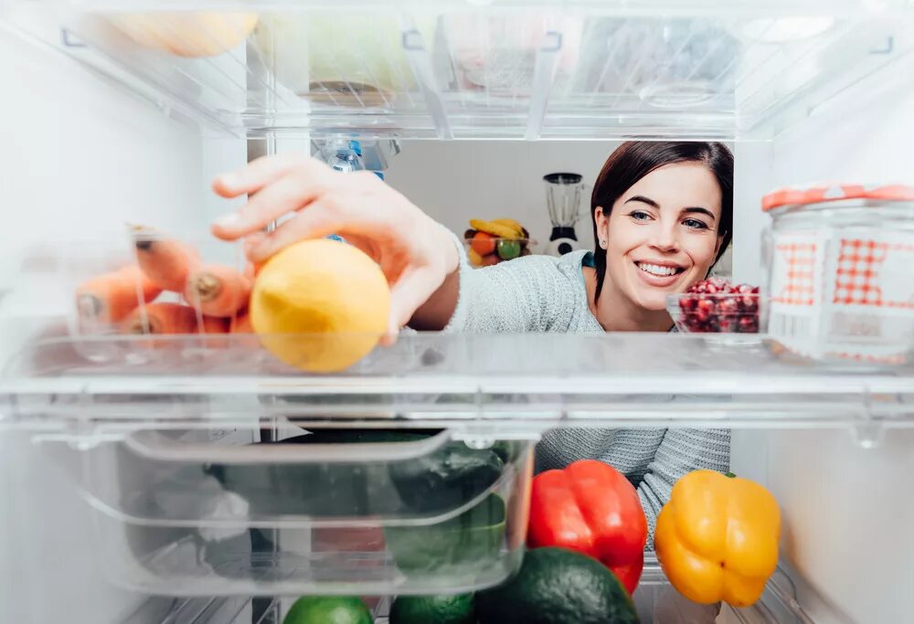 Как сохранить лимон в холодильнике. Холодильник с продуктами. Открытый холодильник с едой. Открывает холодильник. [Jkjlbkmynbr c LTJQ'.