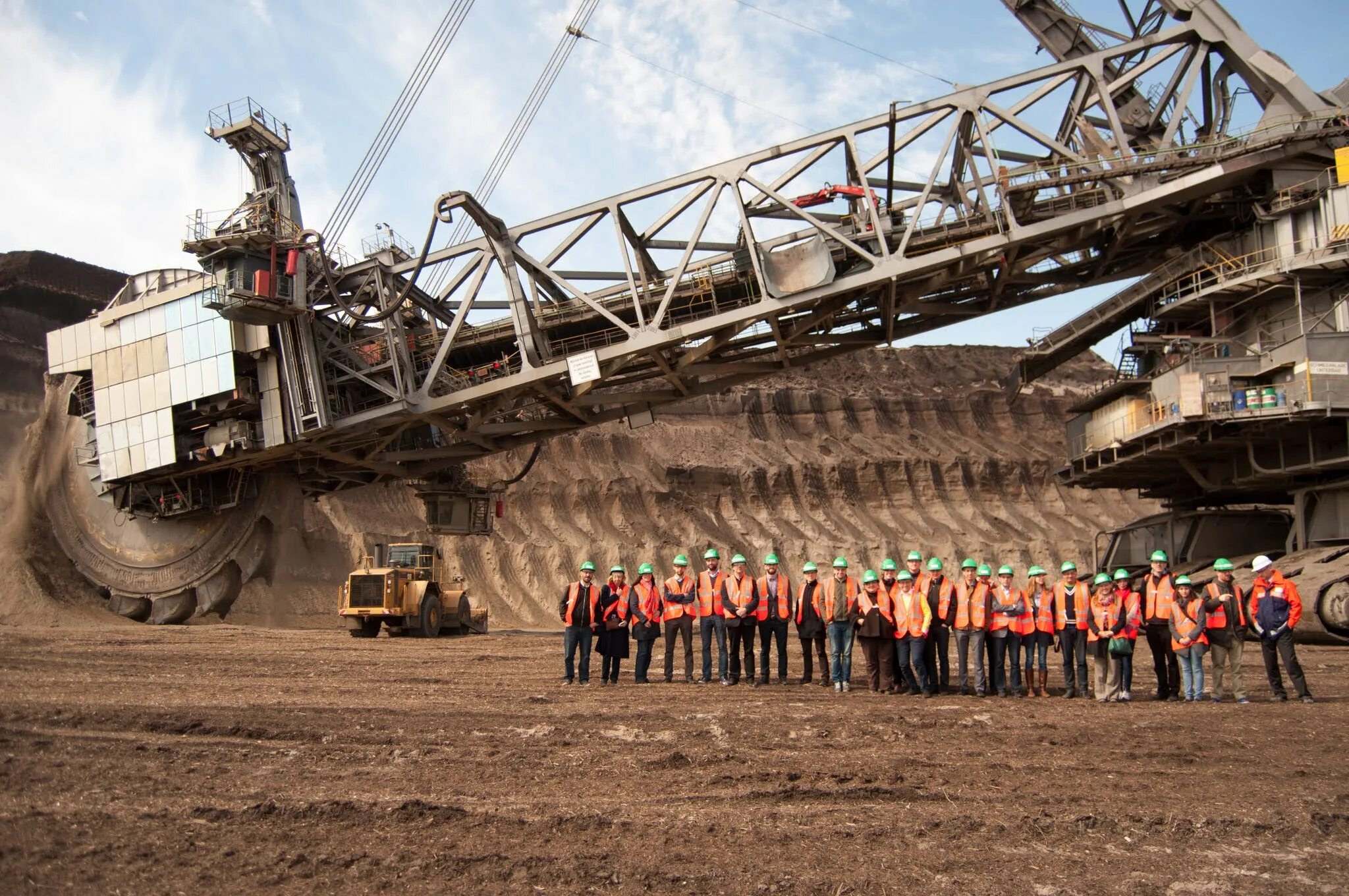 Огромный экскаватор. Экскаватор Bagger 288. Роторный экскаватор Bagger 288. Горный комбайн Bagger 288. Самый большой роторный экскаватор в мире Bagger 288.