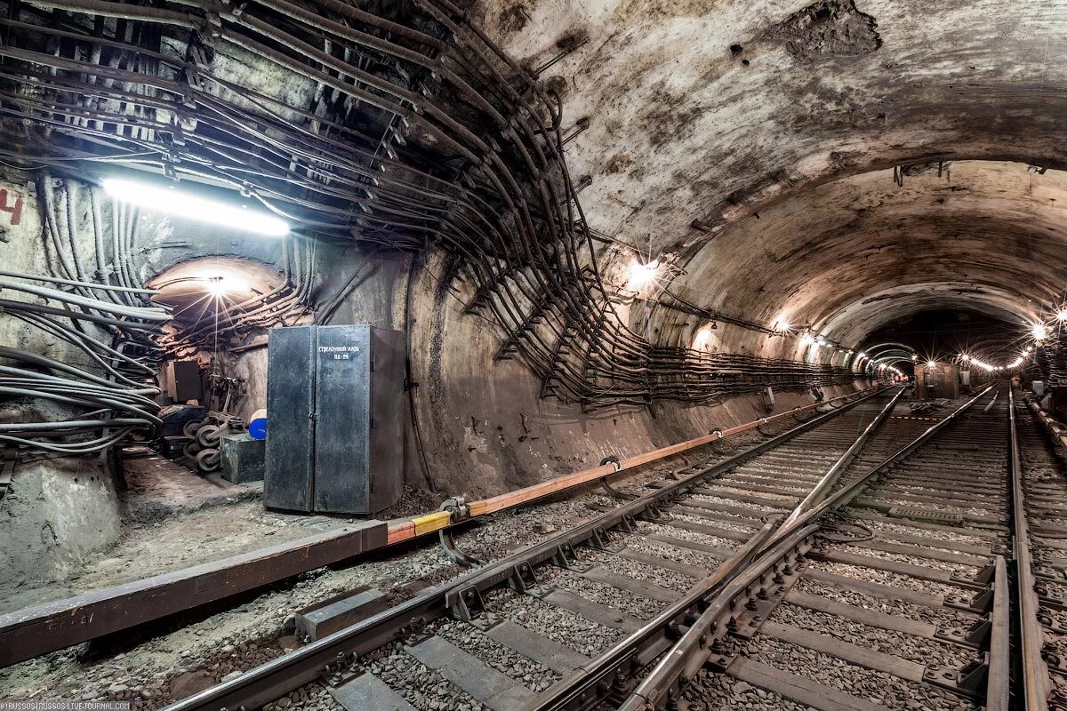 Живу в москве метро. Тоннель метрополитена тм10. Метро тоннель подземелье Московского метрополитена. Метро 2. Подземный проход в метро Москвы.