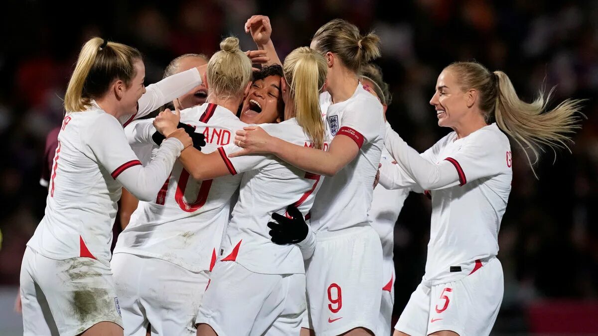 Женская сборная англии келли. Чемпионат европы женщины до 20. Женская сборная англии по футболу. Девушки футболистки. Женская сборная англии келли.