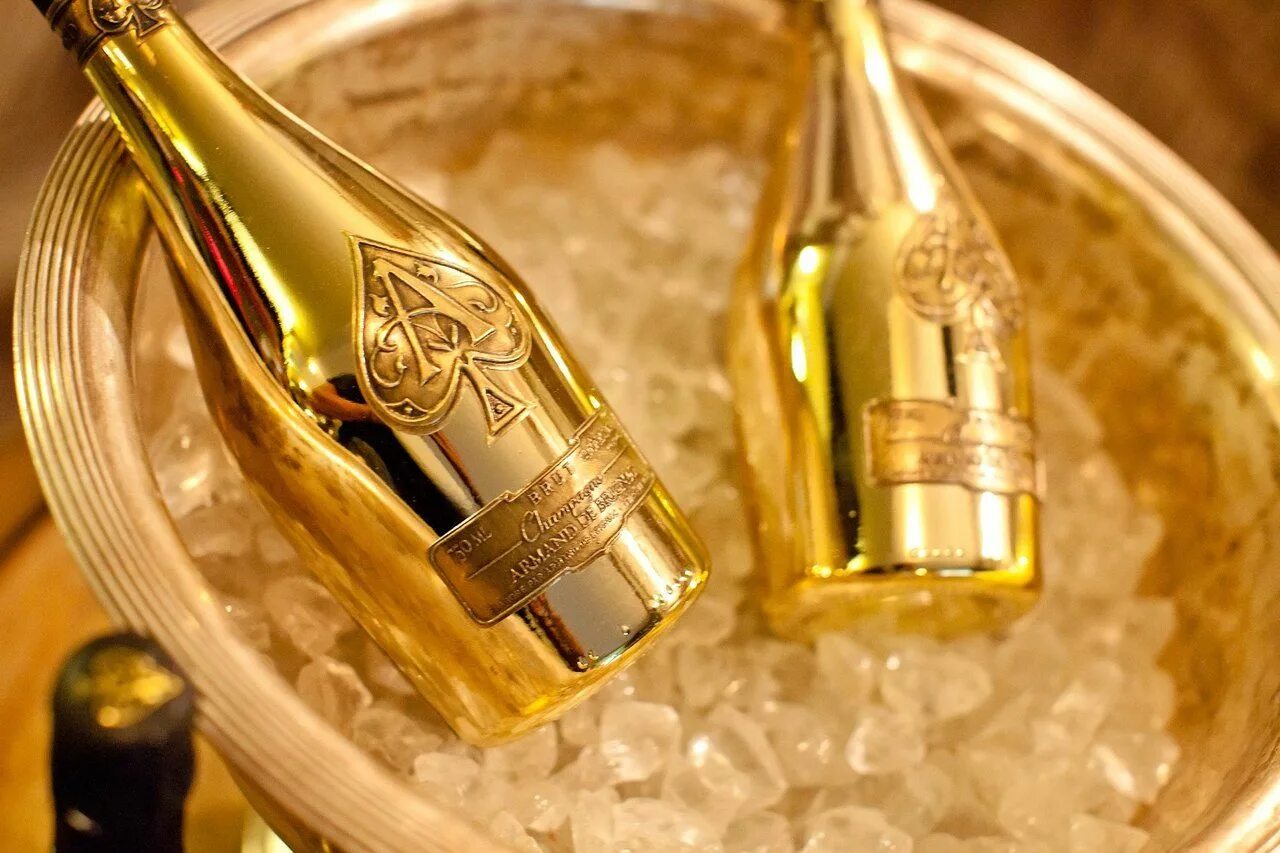 Champagne gold. Armand de Brignac Gold. Шампанское золото. Шампанское в золотой бутылке. Шампанское золото цвет.
