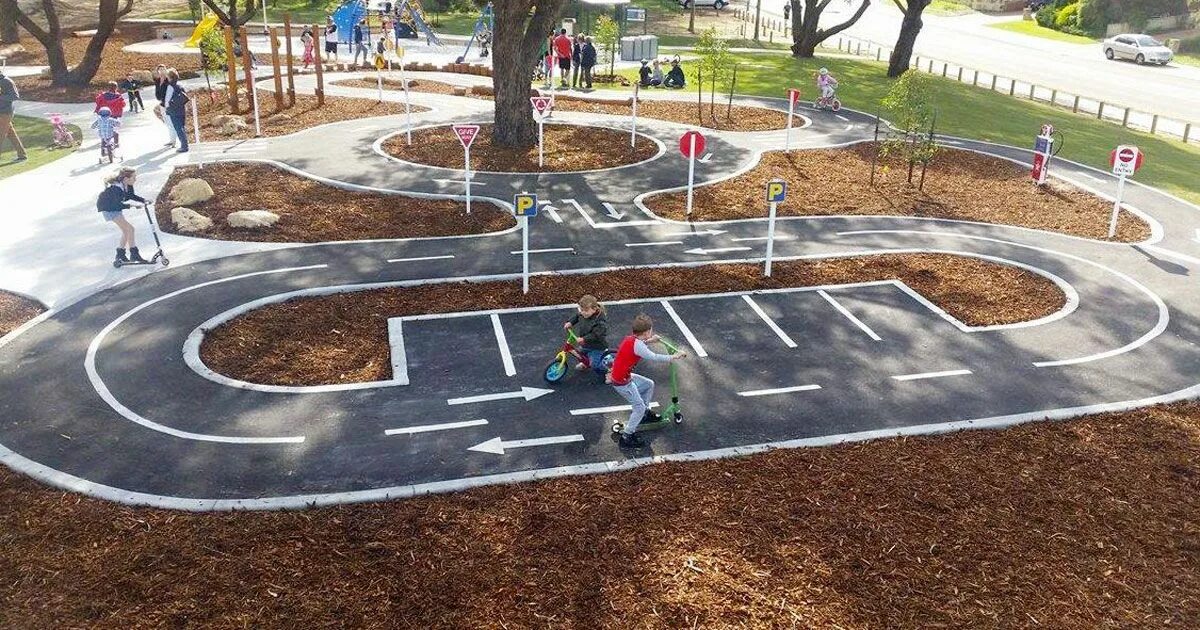 Велосипедная площадка. Велодорожка на детской площадке. Детские площадки с велодорожками. Детские площадки с велосипедный дорожкой. Знаки внутри двора