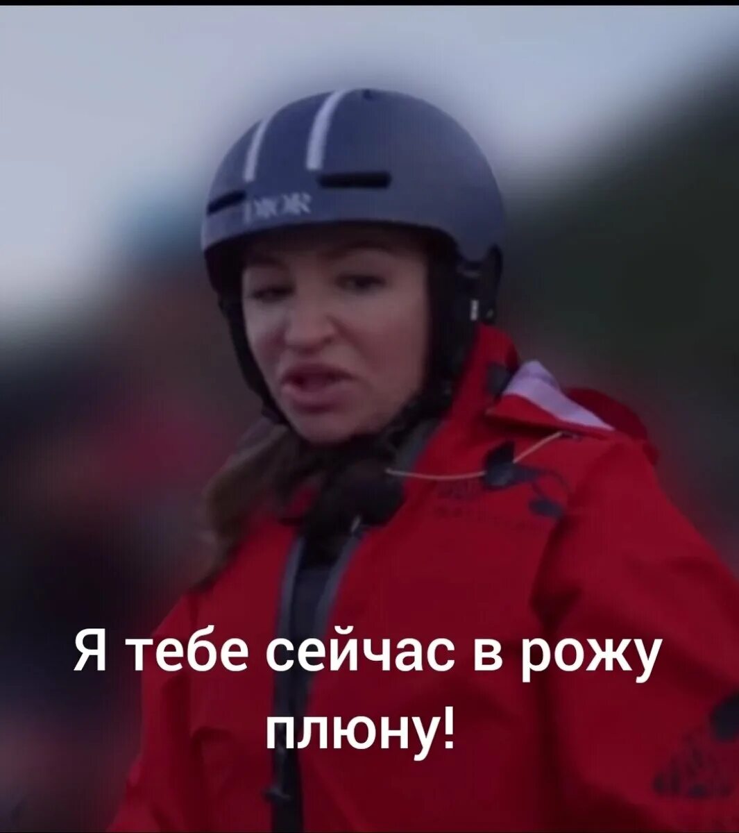 Мама у нас в садике есть девочка она мне нравится. Плюнь на него мем. Я в нее плюнул. Есть сорт людей которые плюнут. Крамаров джентльмены удачи шампунь.