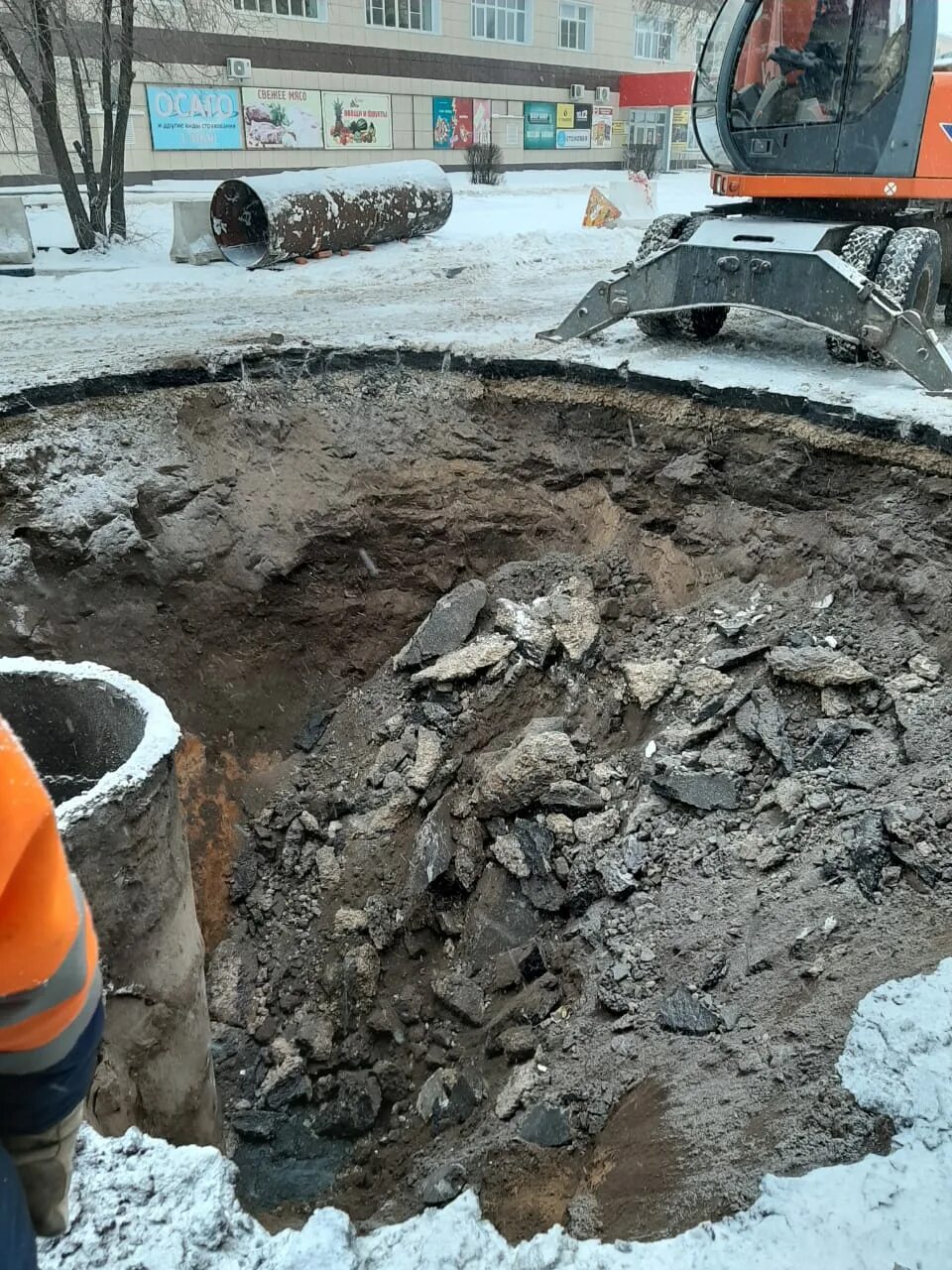 Водоканал Воронеж. Авария на канализационном коллекторе. Котлован Водоканал. Канализационный коллектор обвалился. Информация водоканала на сегодня