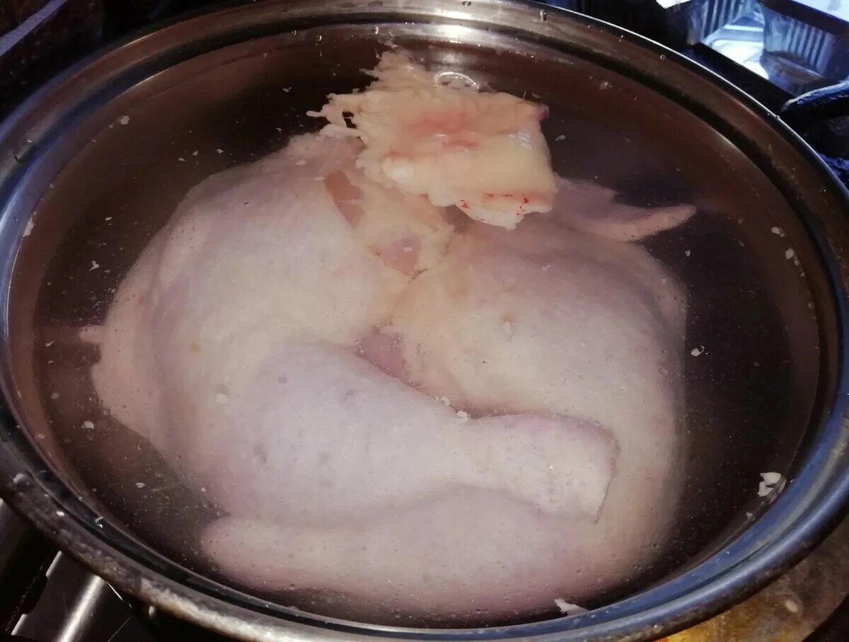 Можно размораживать курицу в воде. Размораживать курицу фото. пятна белые на размороженной курицы. разморозка курицы в микроволновке.