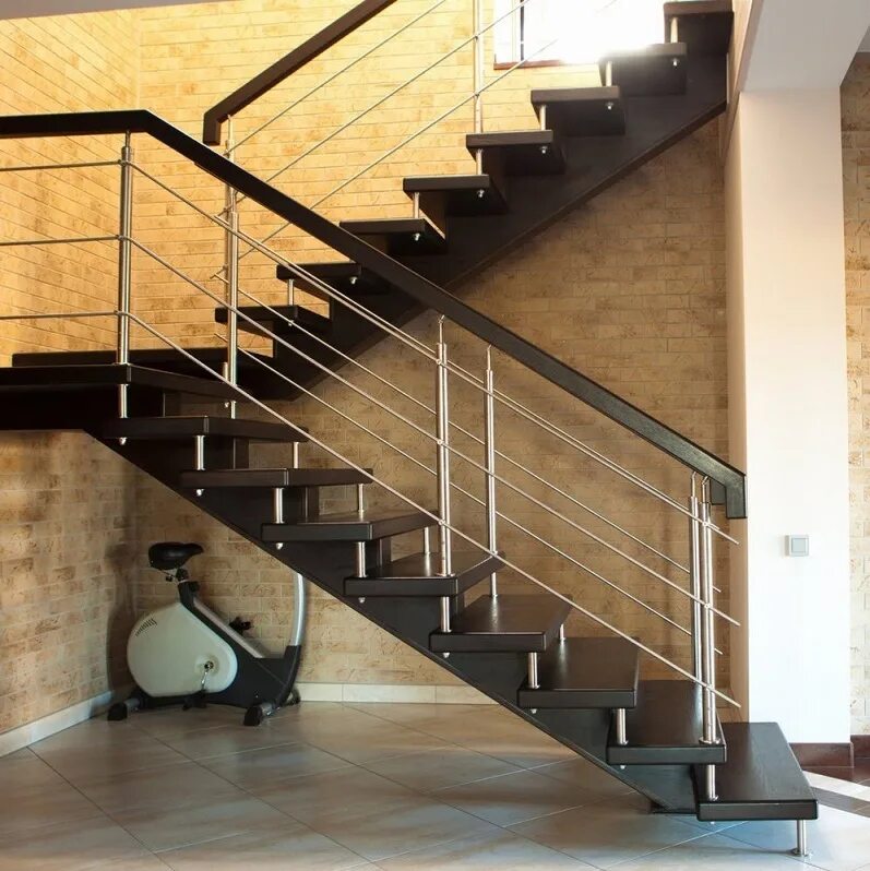 Лестница металлическая на второй этаж двухмаршевая. Лестницы в частном доме из металла. Железная лестница. Лестница межэтажная металлическая.