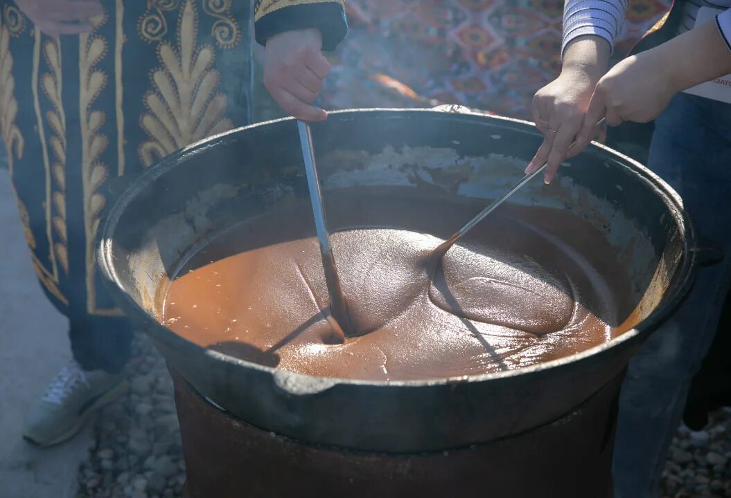 Сумалак что это такое. Узбекский сумаляк. Навруз сумаляк. Нооруз сумолок. Сумаляк в Узбекистане.