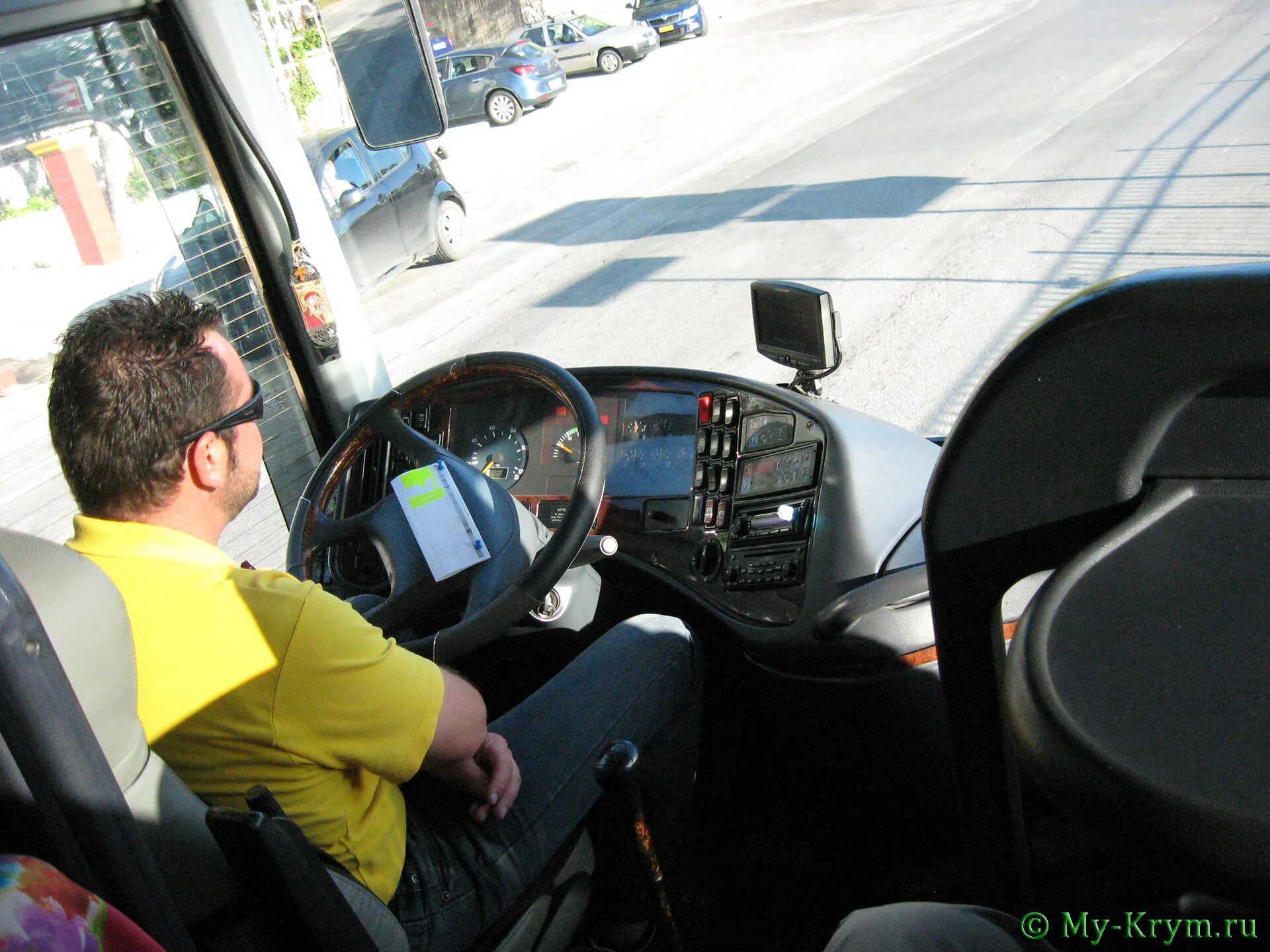 Водитель и туристы. Традиции водителя туристического автобуса. Сарухан водитель туристического автобуса.