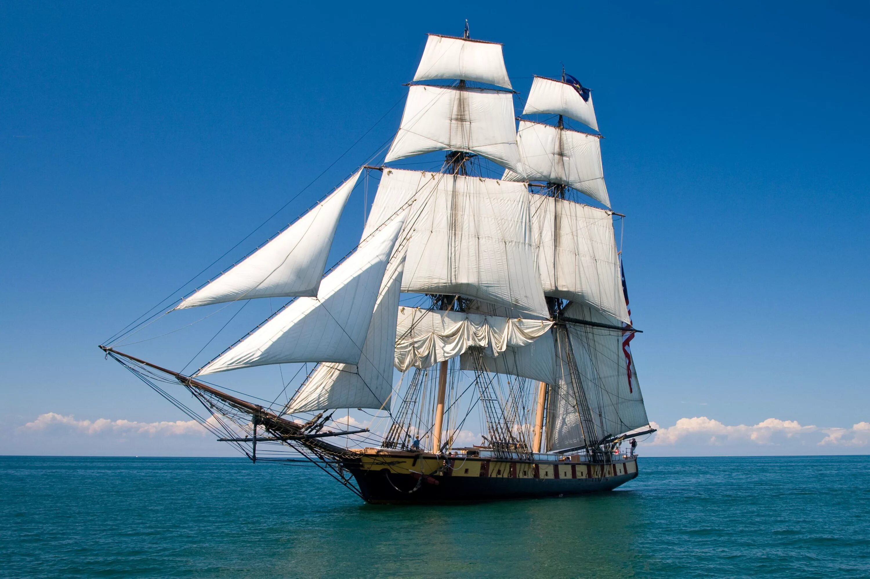 Фрегат и бриг. Бриг корабль 17 века. Корабль двухмачтовый бриг. Бриг корабль 17 века. Бриг — двухмачтовый парусник.