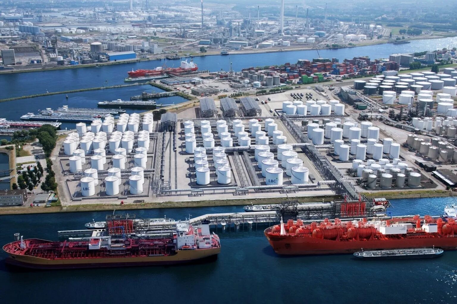 Морской порт терминал. Нидерланды порт роттердам. нефтяной порт роттердам. порт роттердам нефтетанкер. нефтеналивной терминал порта роттердам.