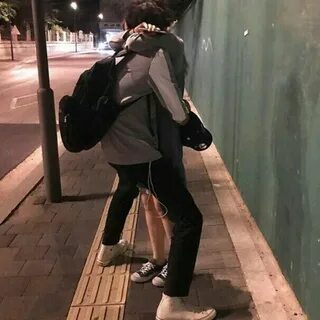 Парень и девушка не видна лица