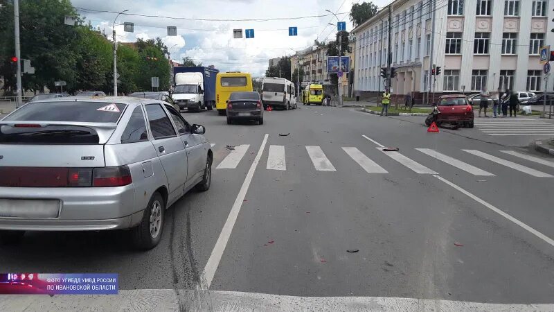 Наезд на стоящее тс. Наезд на стоящее транспортное средство. авария в иваново 2114 2 августа 20022. автобус наехал на стоящее авто.
