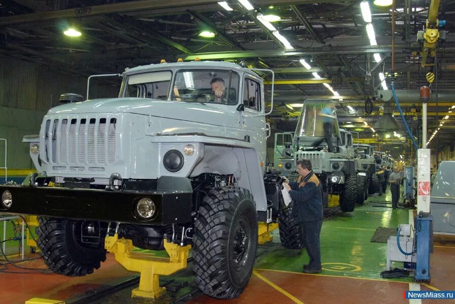 Машиностроительный завод урал миасс. Завод уралаз миасс. Урал 4320 завод. Завод урал работает. Завод уралаз миасс.