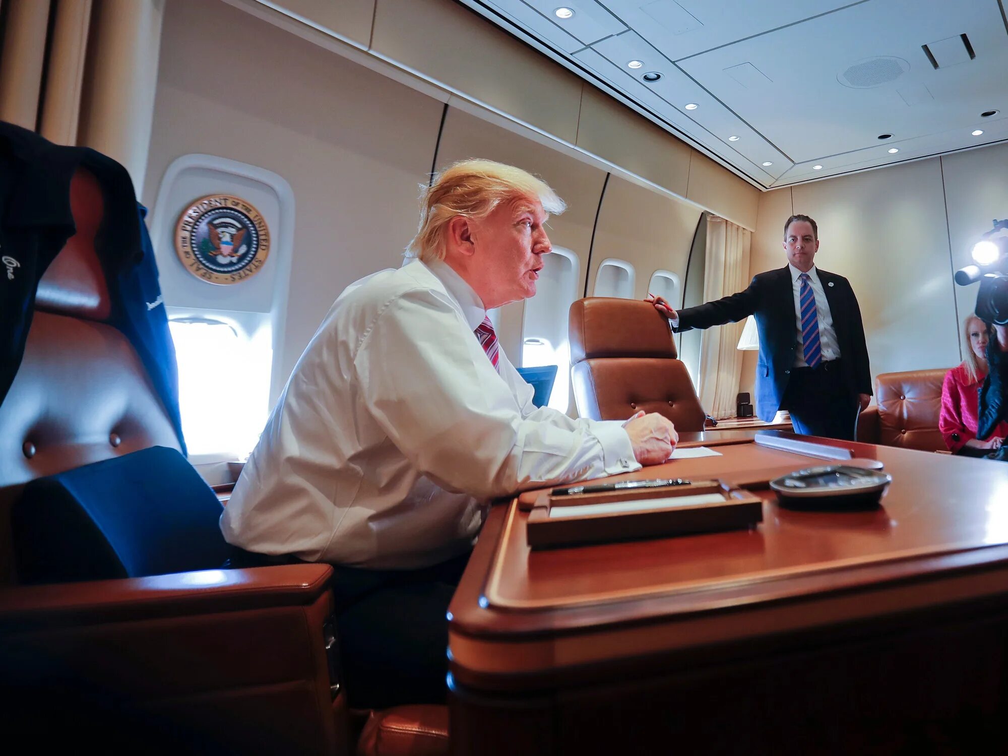 Самолет президента США Air Force one. Борт номер 1 президента США внутри. Салон самолета президента США. Боинг 747 президента США салон.