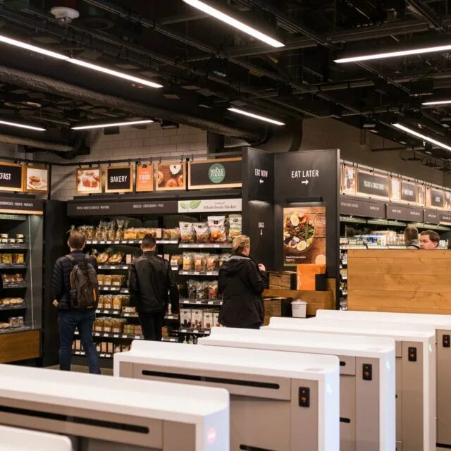 Amazon закрыл свои продуктовые магазины. Амазон автоматизированный магазин. магазин амазон в америке. магазин без касс amazon. магазин будущего.