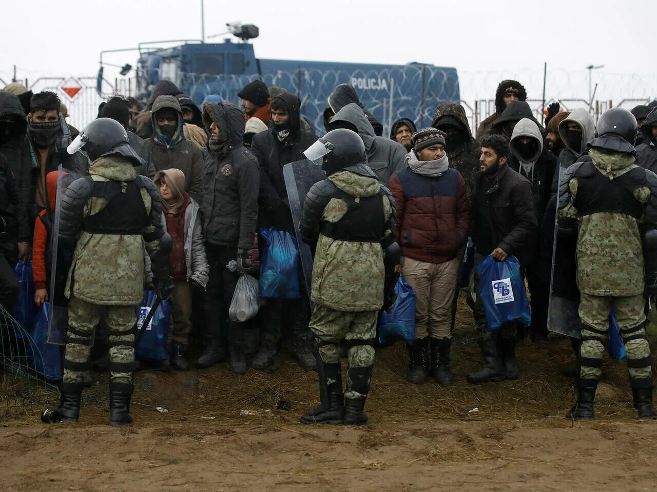 Очереди на границе с польшей заробитчан. Границы украины. Очередь беженцев украинцев на границах. Очереди на границе украины и польши. Польша границы.