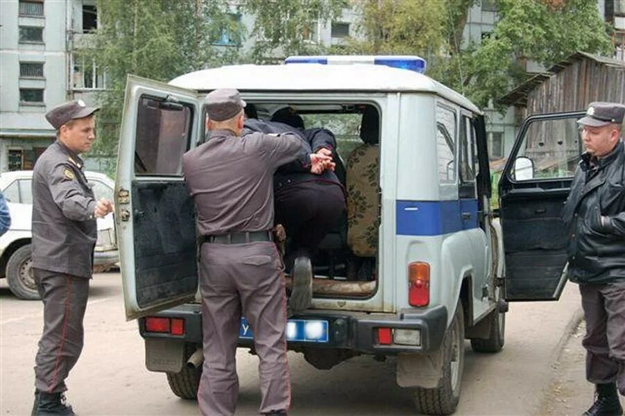 Как посадить преступника в машину. В бобике с ментами. полицейская машина для задержанных. чел в бобике. машина преступника.