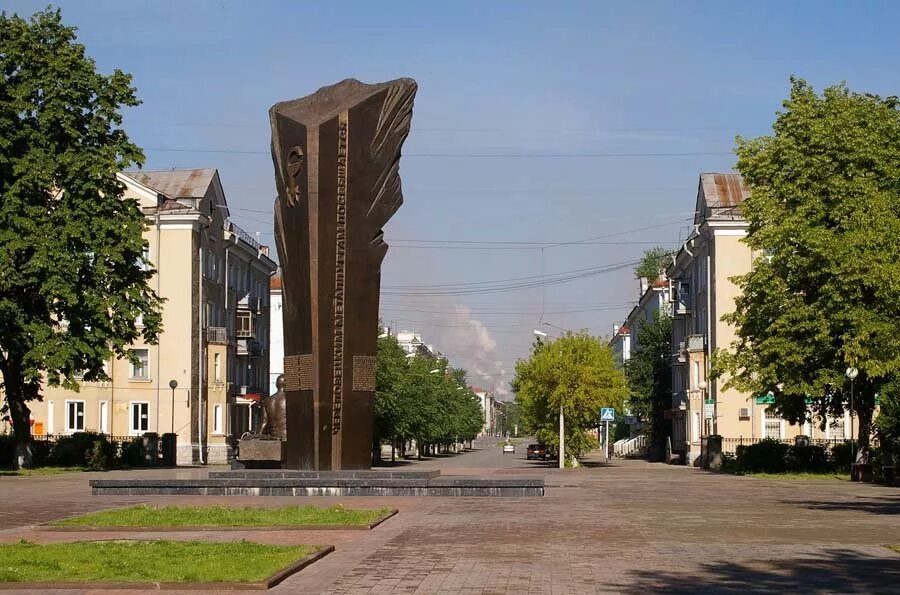 Памятник милютину в череповце. Череповец площадь. Площадь череповца. Площадь металлургов череповец. Фонтан у дкм череповец.