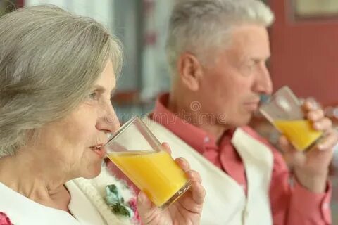 Женщины пьющие свою мочу
