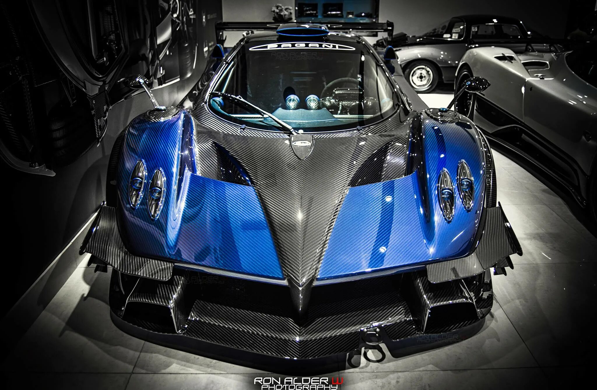 Новая зонда. Машина Пагани зонда. Пагани зонда революшен. Pagani Zonda Huayra r. Пагани зонда синяя.