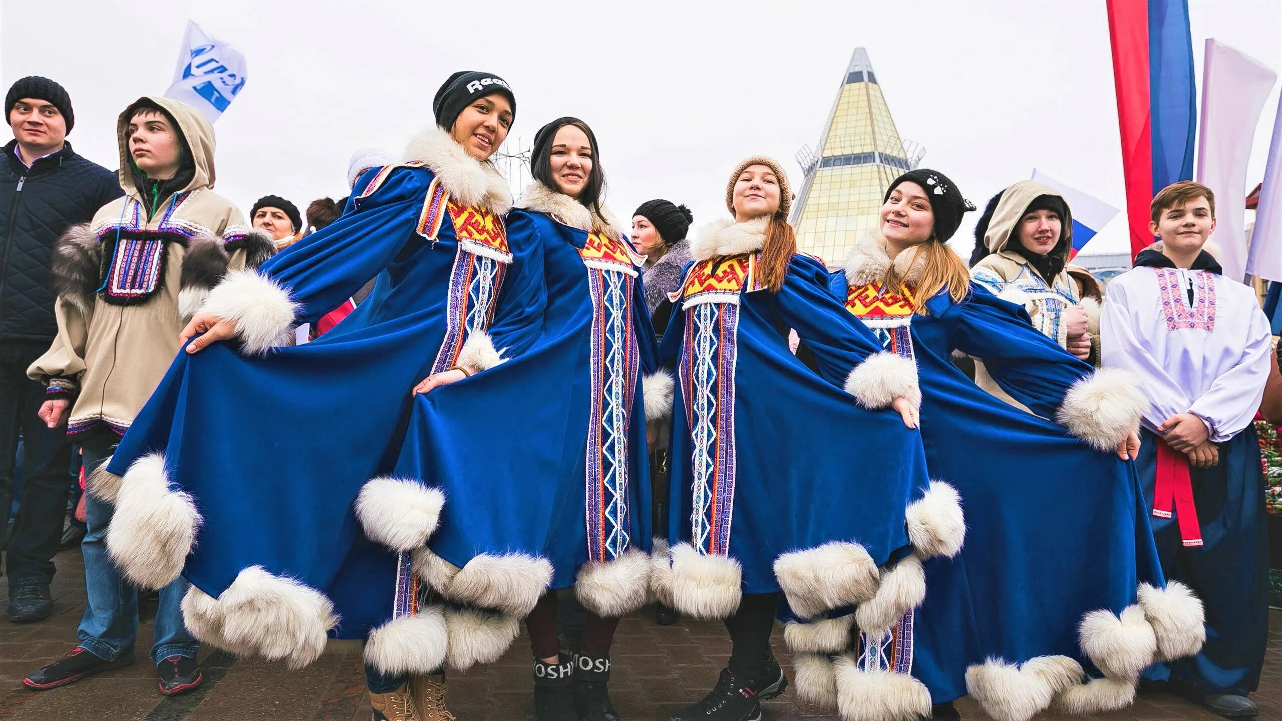 Ханты и манси вороний день. Костюмы ханты мансийск. Окружной дом народного творчества ханты-мансийск. Национальный костюм ханты и манси. Ненцы ханты манси.
