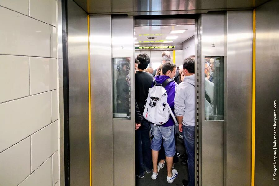 Лифт в метрополитене. Лифт в метро. Лондонское метро лифт. Лифты в метро для инвалидов.