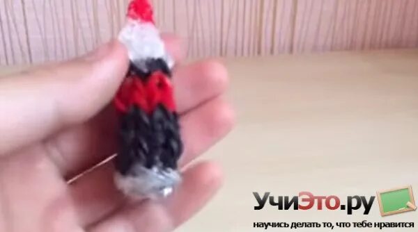 Сплести кока кола. Сплести кока кола. Кока кола из резинок на станке. Сплести кока кола. Плетение из резиночек бутылка колы.