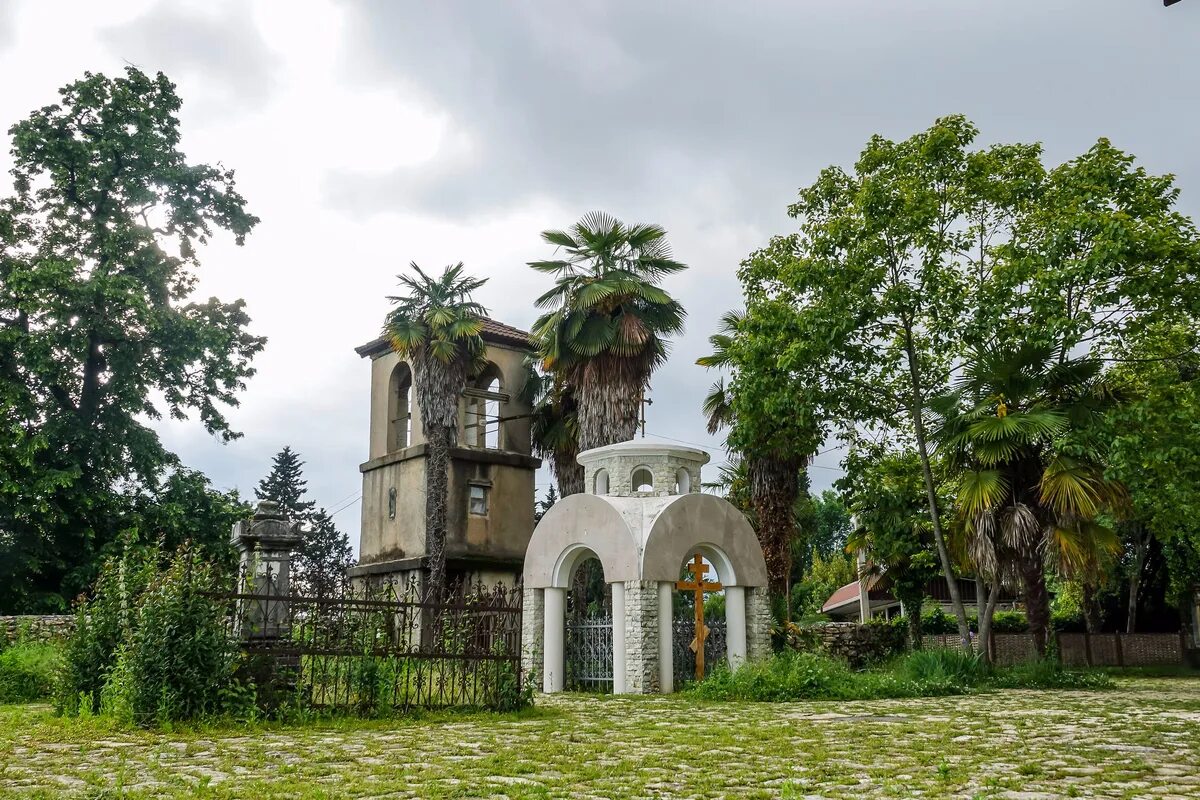 Лыхны абхазия храм успения богородицы. Храм успения пресвятой богородицы в абхазии лыхны. Лыхненский храм в абхазии. Успение в абхазии. Драндский монастырь абхазия.