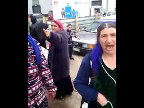 Цыганка на рынке. Цыганка просит у космонавта. Цыгане разводят. Цыган уголовник. Цыганка разводит.