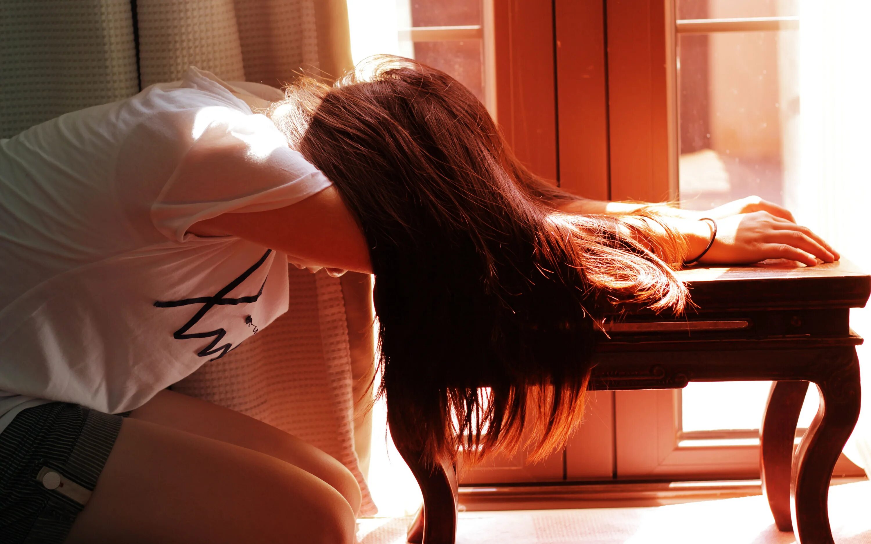 Грустная девушка. Девушка на стуле. Marina shimkovich модель. Фотосессия лежа. Девушка на столе.