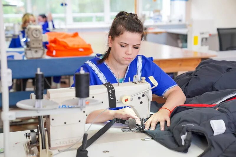 Технологии пошива курток для корпоративных ивентов: стиль, функциональность и брендинг