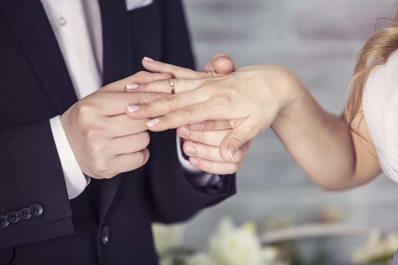 Кольцо брак на какой руке. Жених надевает кольцо невесте. Надевает кольцо на палец. Надевает кольцо на палец свадьба. Свадебные кольца на руках.