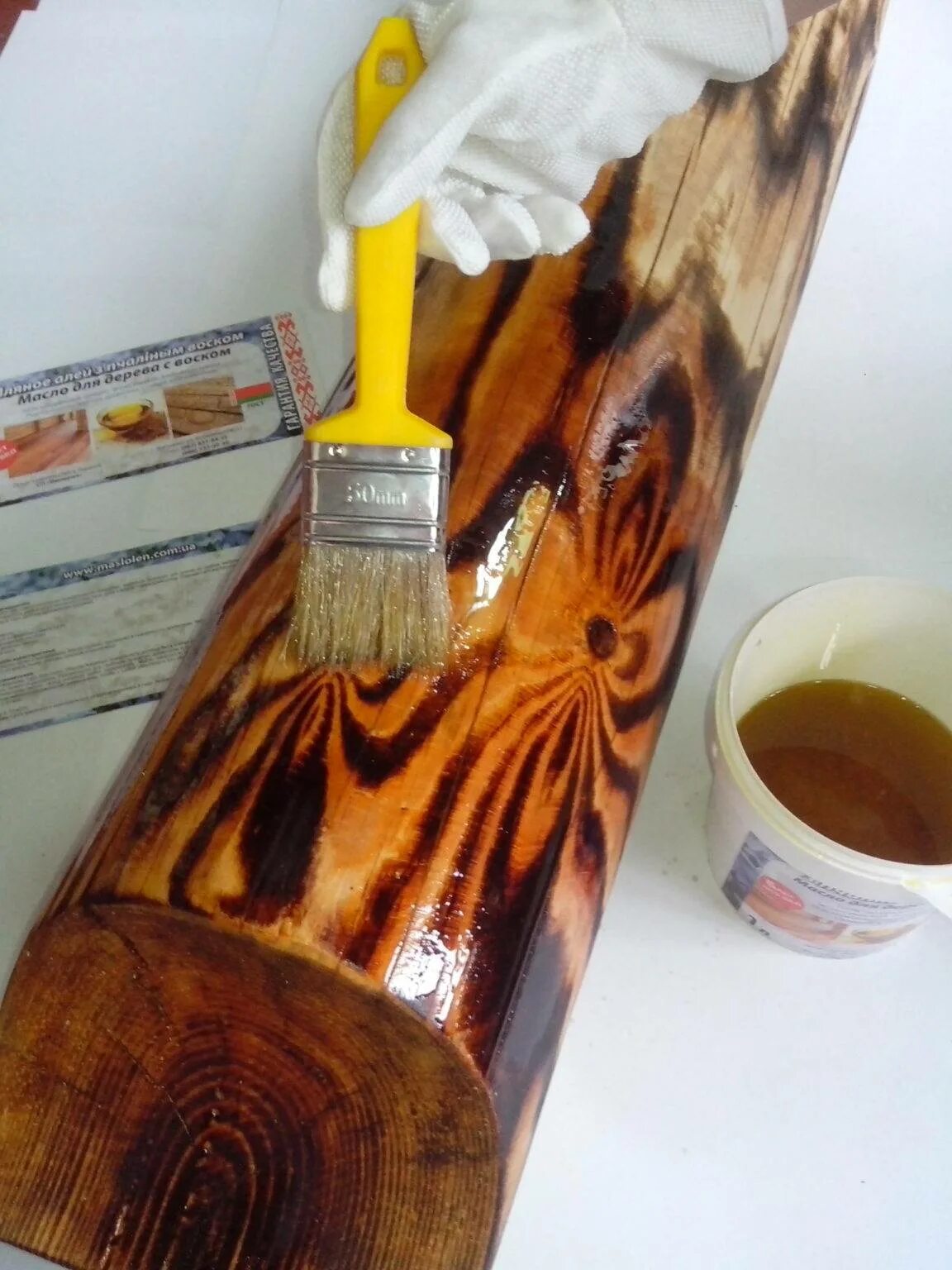 Покрыть маслом после лака. Покрытие древесины льняным маслом. Пропитка дерева вазелиновым маслом. Дерево покрытое лаком. Дерево обработанное олифой.
