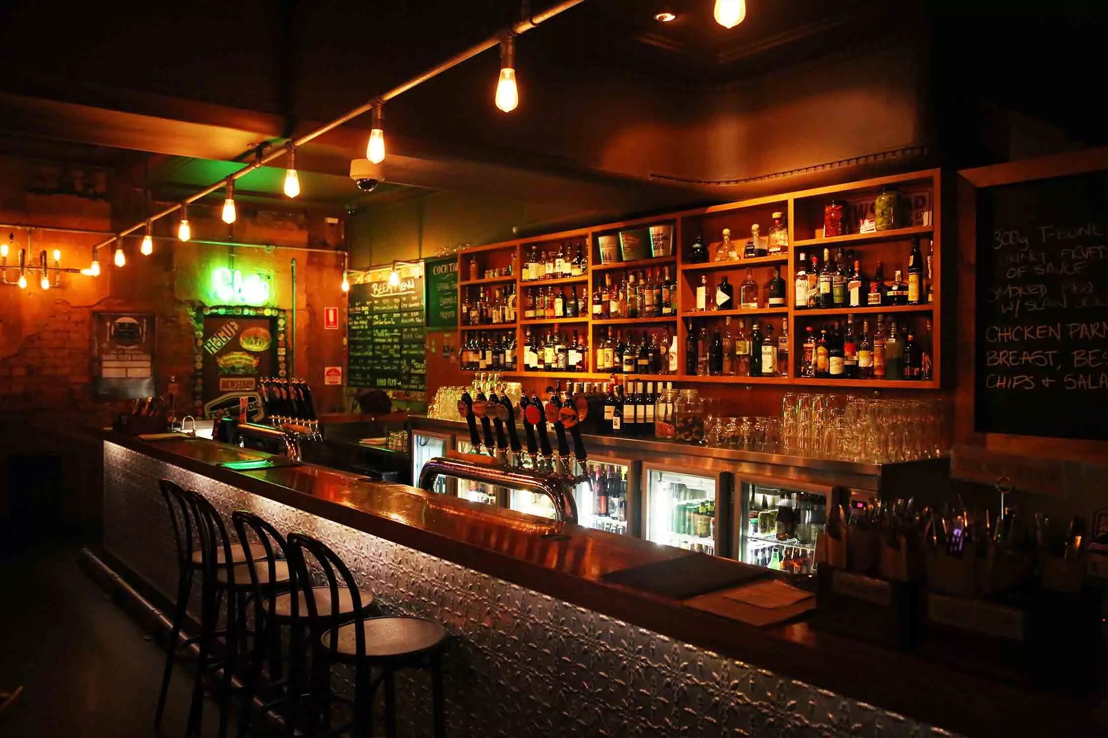 Beer bar. Beer and fries пушкинская. Спорт бар. Beer bar. Пивные коктейли для бара.