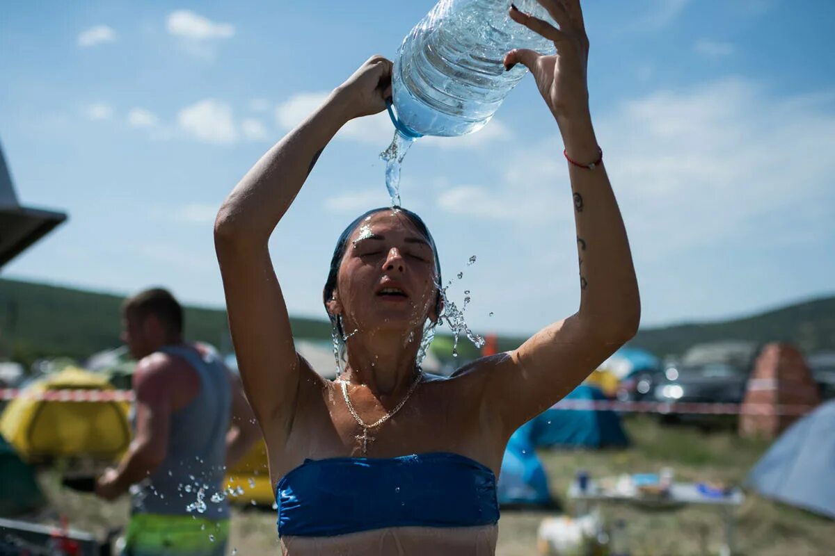 Мелстрой обливает водой за 5. Обливание в жару. Летняя жара. Девушка gоливает себя водой. Девушки в жару.