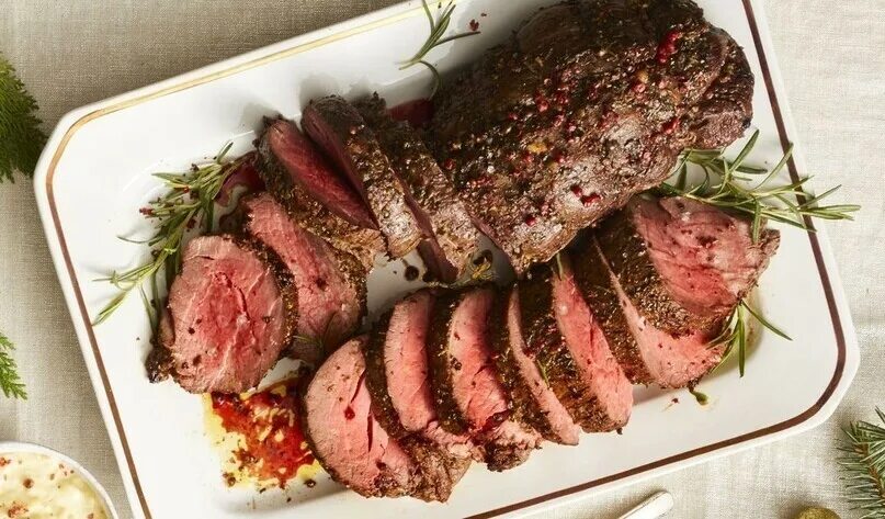 Запеченная вырезка говядины. Говядина. Запеченная вырезка говядины. Говяжья вырезка приготовленная. Запеченная вырезка говядины.