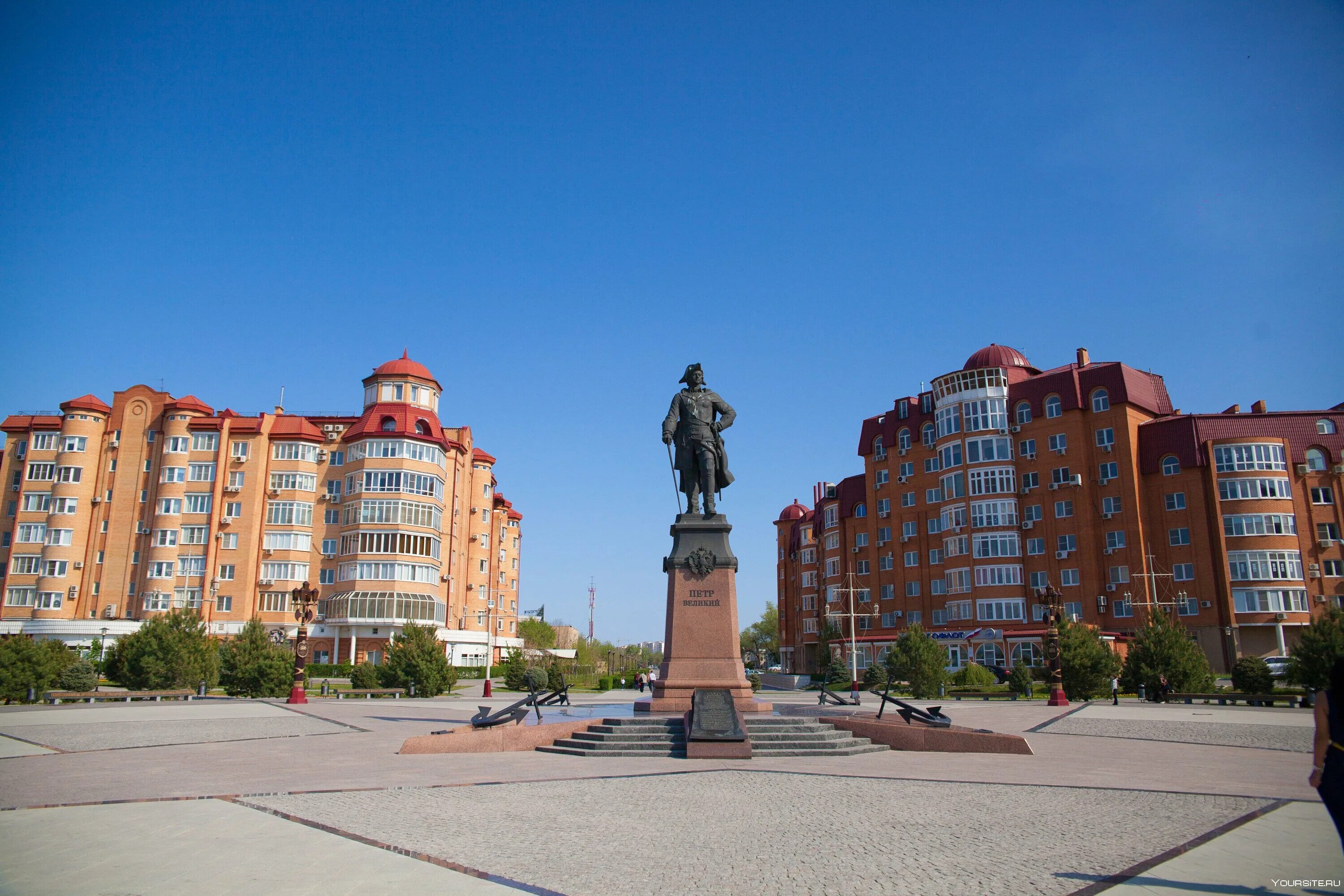 Окрестности астрахани. Памятник Петру 1 в Астрахани. Памятник Петра 1 в Астрахане. Астрахань памятник Петру на набережной.