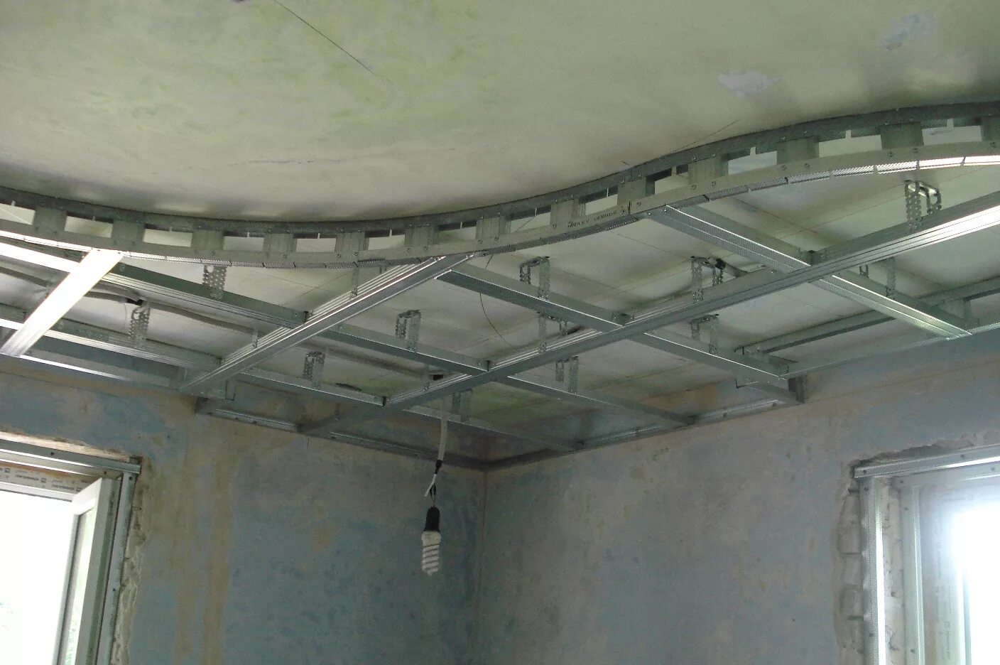 Двухуровневый каркас ГКЛ. Каркас подвесного потолка. Подвесной потолок из гипсокартона. Каркас для навесного потолка.