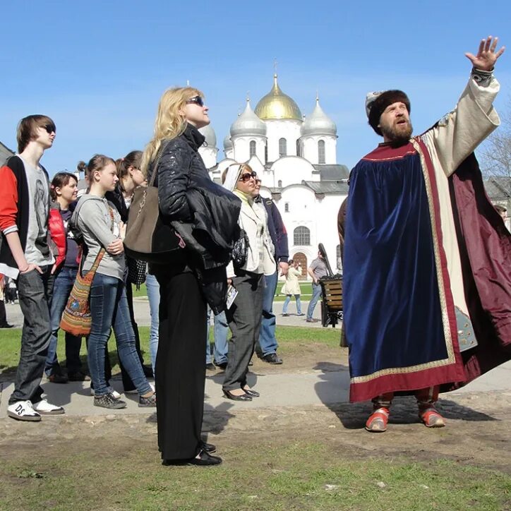 Население великого новгорода 2024. Великий Новгород туристы. Экскурсии в Великом Новгороде. Великий Новгород экскурсии. Экскурсовод Кремль Великий Новгород.