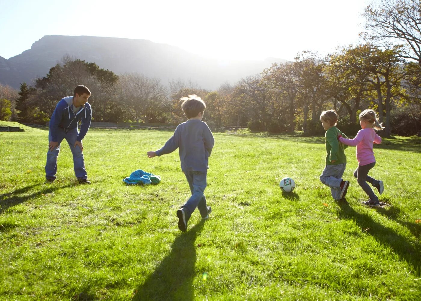 They are playing soccer. Say 5 sports you can play with a ball. Go outside. Дети улицы. Эмоции спорта дети.