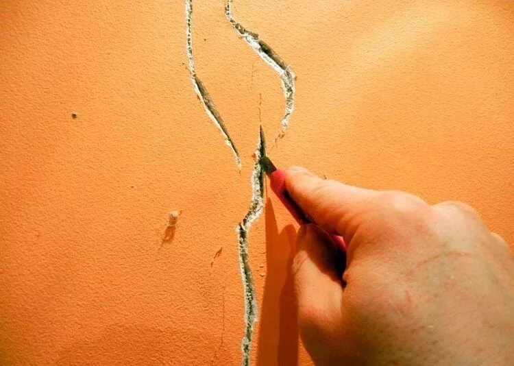 Как заделать трещину на потолке. Расшивка трещин. Расшивка трещин в стене. Расшивка трещин в штукатурке. Трещины на штукатурке.