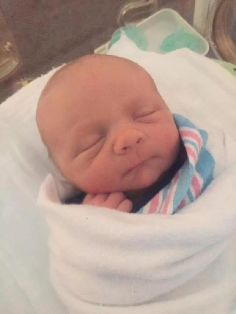 Новорожденные дети. Новорожденный. Увидевший малыша. Фотосессия мамы и новорожденного малыша. Увидевший малыша.